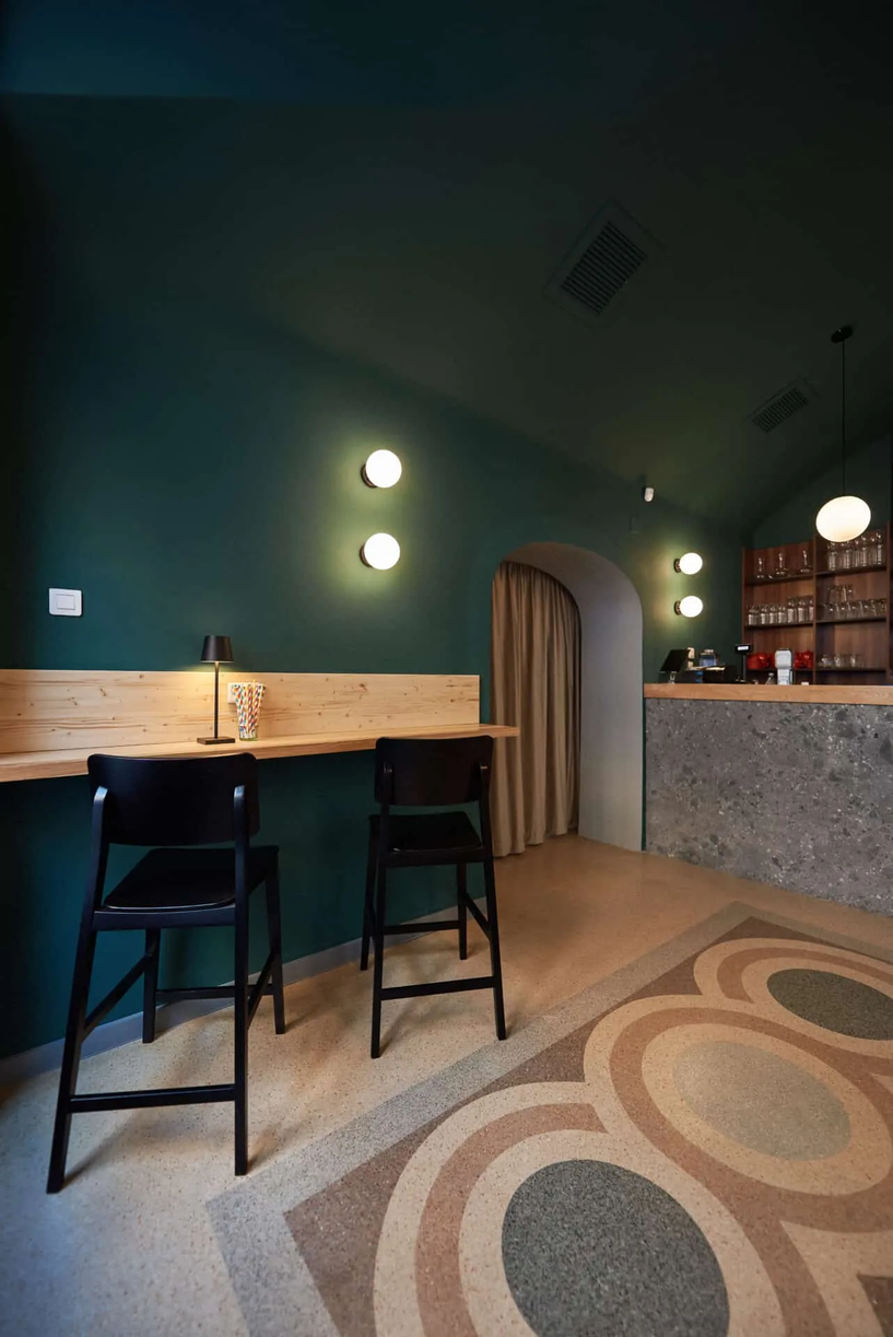 Cafeneaua Veche - zona verde cu bar
