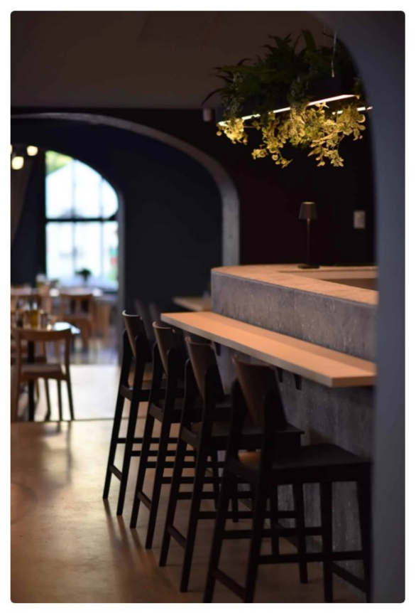 Cafeneaua Veche - arcadă și candelabru