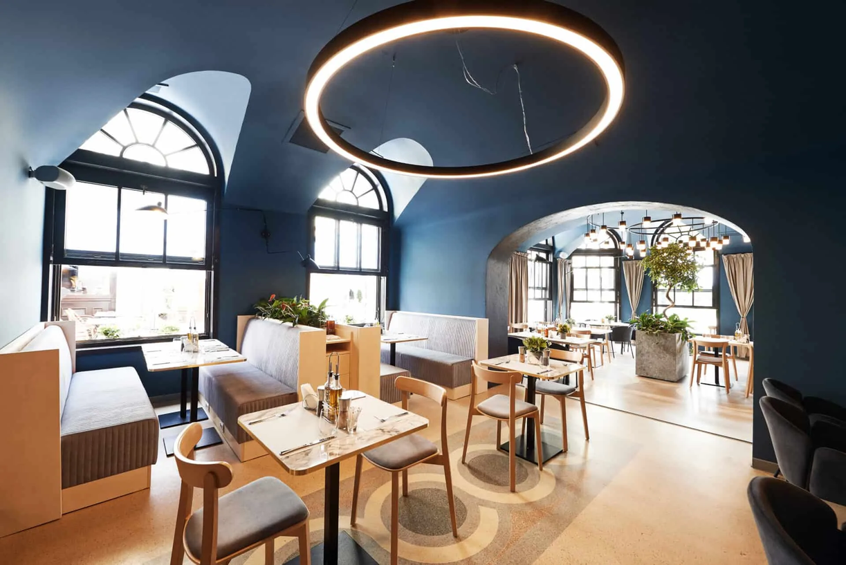 Cafeneaua Veche - sala albastră cu candelabru circular