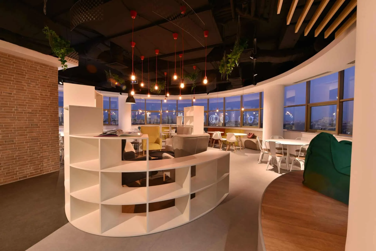 Cafeteria IBM - zona lounge cu rafturi