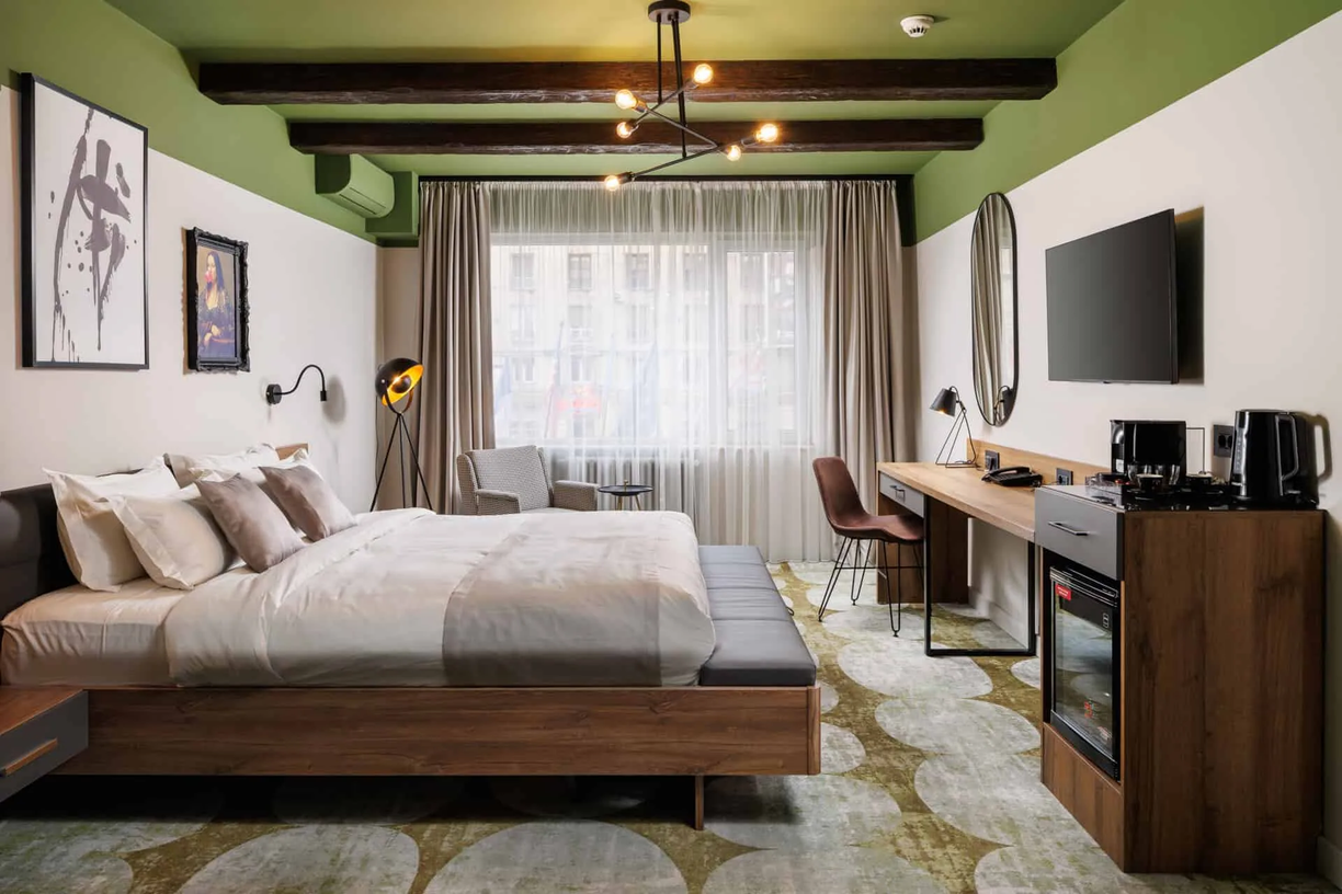 Hotel Bucharest - dormitor cu tapetul tropical