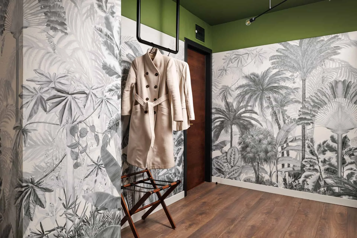 Hotel Bucharest - dressing cu tapetul palmier