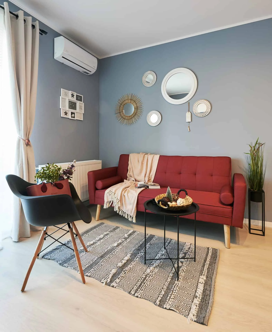 Quadra Trees - living cu canapea roșie
