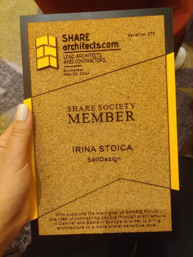 Mână ținând o placă de lemn cu „SHARE architects.com” și „SHARE SOCIETY MEMBER” inscripționată, recunoscând-o pe Irina Stoica de la La SelfDezign, datată 30 mai 2024, la București.